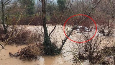 Derede akıntıya kapılan araçtan canlı çıktı, boğularak can verdi