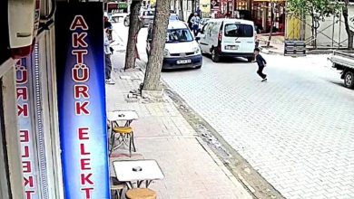 Balıkesir'de 7 yaşındaki çocuğun aracın altında kaldığı kaza kamerada